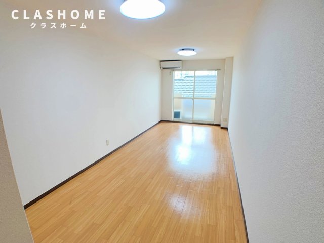 居室・リビング　同物件の別部屋になります。