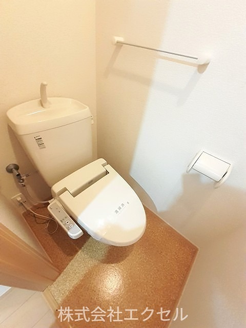 トイレ　温水洗浄便座です。