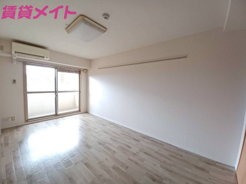 居室・リビング　同物件別部屋のお写真です。