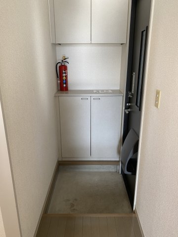 玄関　※同じタイプの間取です。実際の色や建具は異なります。