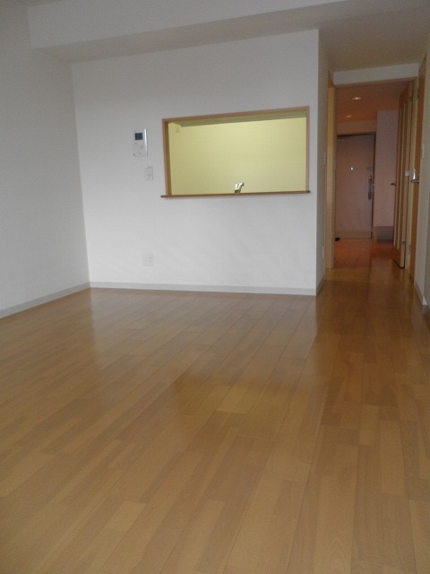 居室・リビング　「落ち着いた色合いの床材を使用した居住空間」