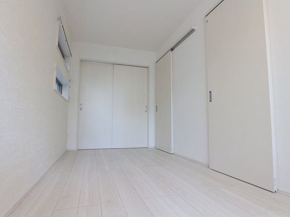 居室・リビング　洋室5.9帖　エアコン完備　バルコニーに面しています