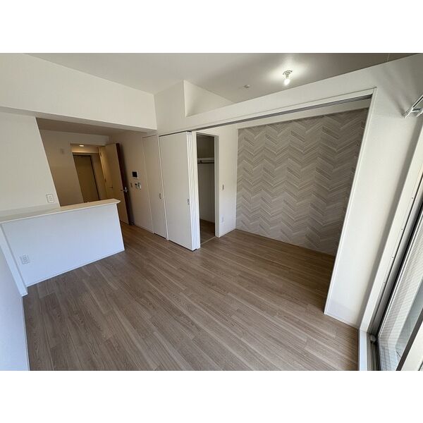 居室・リビング　反転した内装写真です