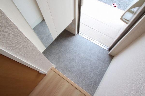 玄関　※写真は103号室のものとなります