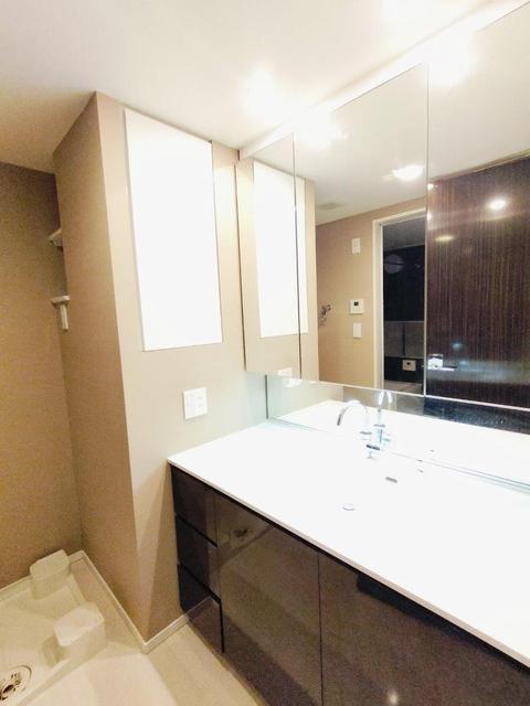 洗面設備　３面鏡洗面台