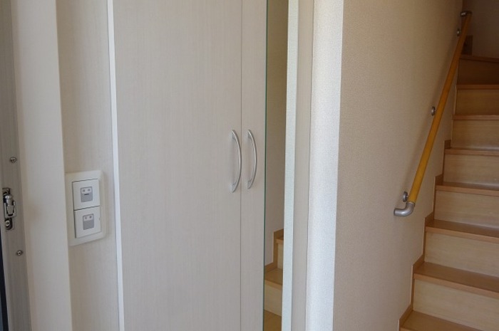 玄関　トールタイプの姿見付シューズボックス