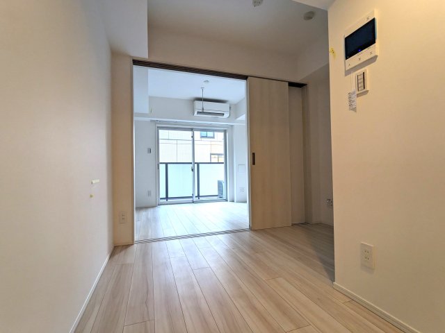 居室・リビング　落ち着いた色合いの床材を使用した居住空間です。