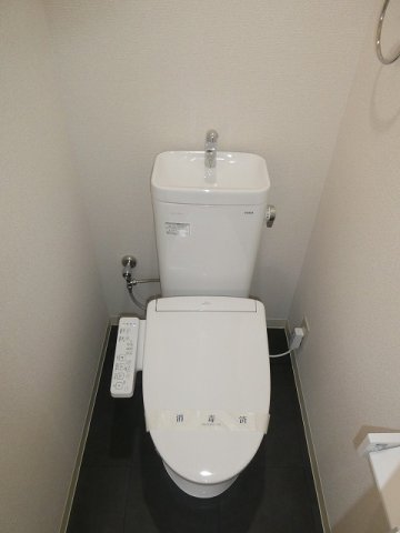 トイレ　落ち着いた色調のトイレです