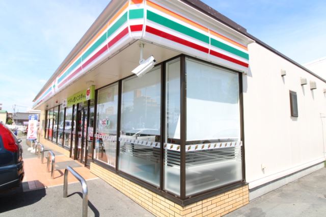 コンビニ　セブンイレブン（コンビニ）まで300m