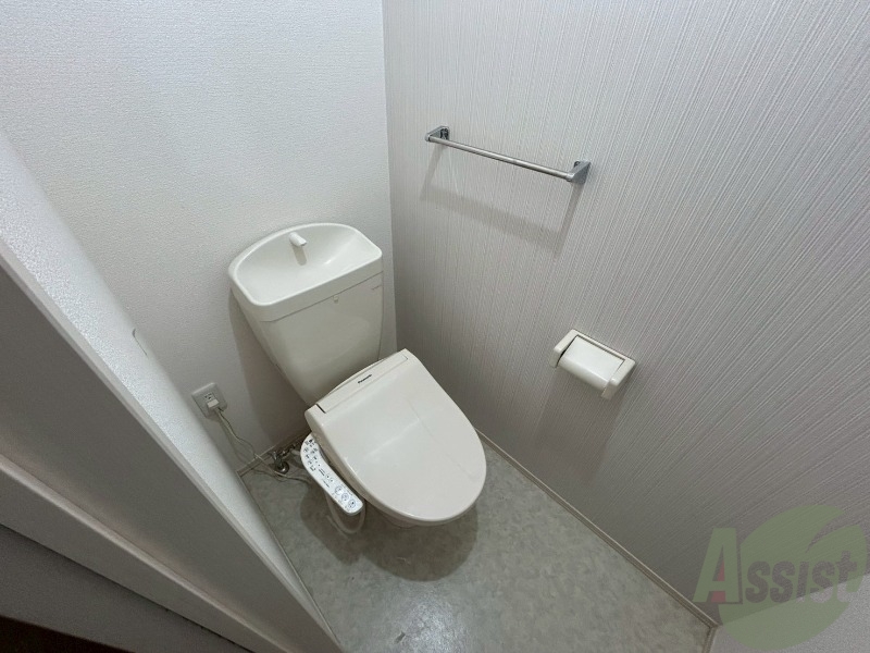 トイレ　温水洗浄便座です。清潔感、広さともに問題無しです。