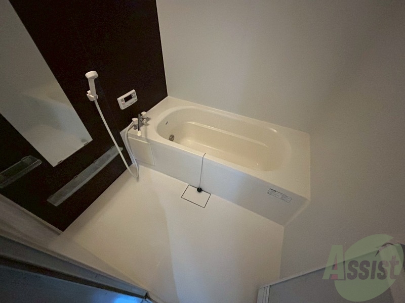 洗面設備　足を延ばして入れそうな浴槽です。一日の疲れを癒しましょう。