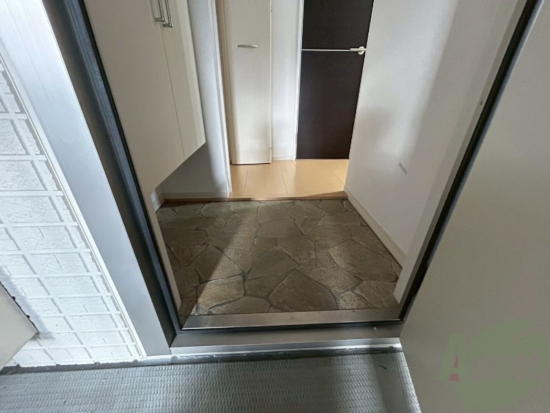 玄関　玄関からの様子です。すぐ部屋が見えないのは安心ですね。