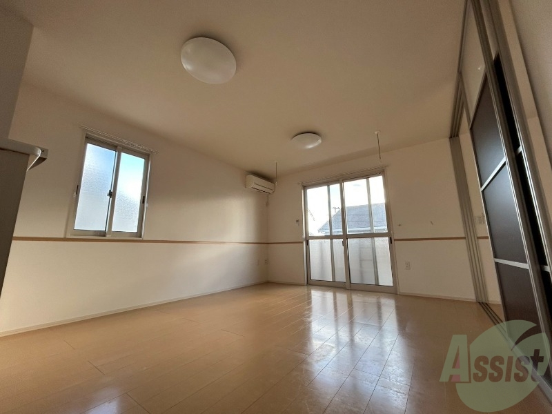 居室・リビング　広々としたリビング。明るく開放的な雰囲気のお部屋です。