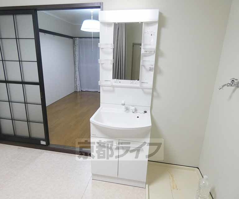 洗面設備　独立の洗面台完成です。