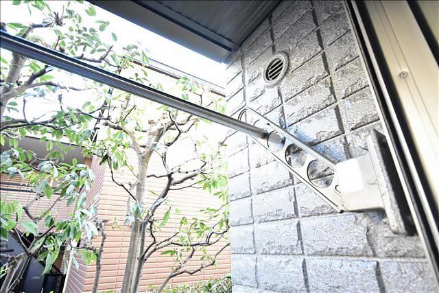 その他　物干し竿を掛けられます