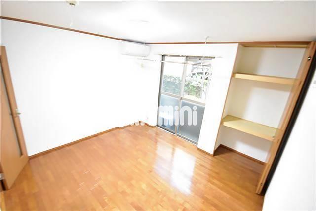 居室・リビング　落ち着いた洋室のお部屋です