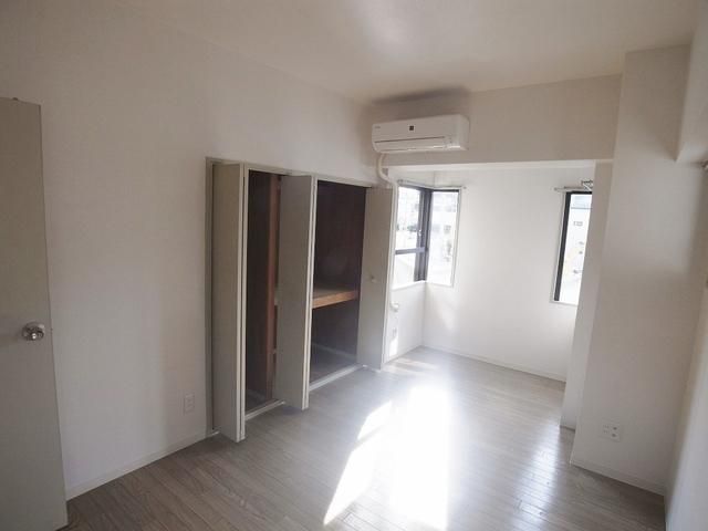 建物外観　ごみ置場、バイク駐輪、駐車場