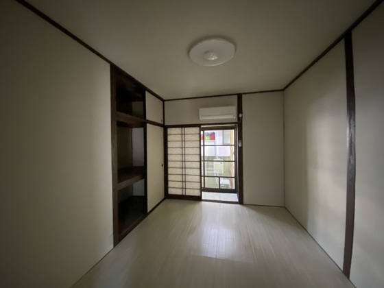 居室・リビング　※別号室の写真でございます。