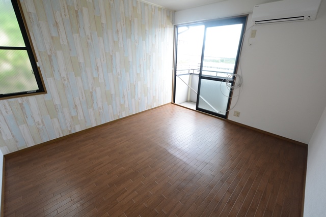 居室・リビング　床色が落ち着いた色合いで綺麗です♪