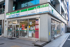 コンビニ　ファミリーマート 中央明石町店（コンビニ）まで215m