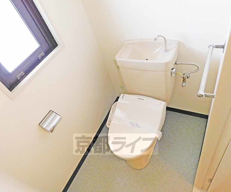トイレ　白を基調としたトイレです