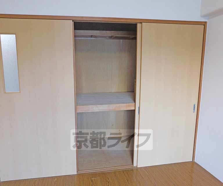 収納　横にも奥にも広い収納です