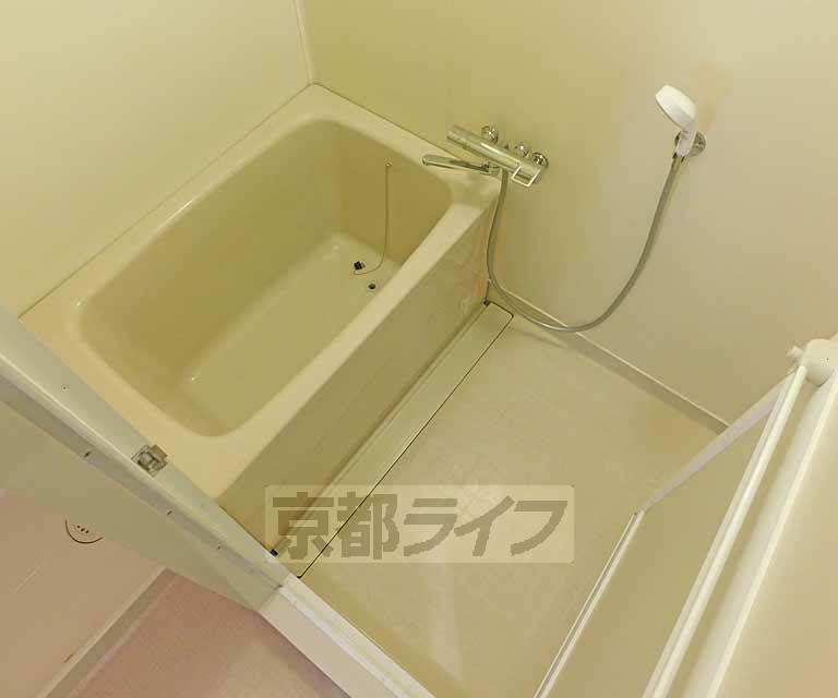 バス・シャワールーム　清潔感のあるお風呂です