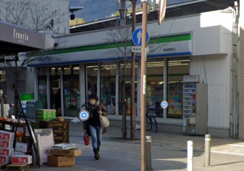 コンビニ　ファミリーマート 阪急御影駅前店（コンビニ）まで342m