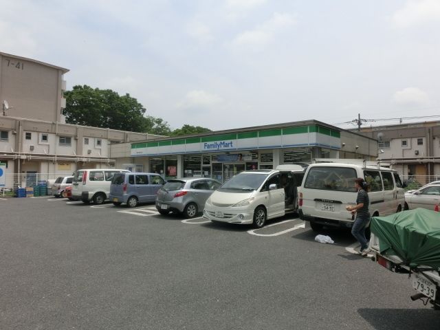 コンビニ　ファミリーマート（コンビニ）まで835m