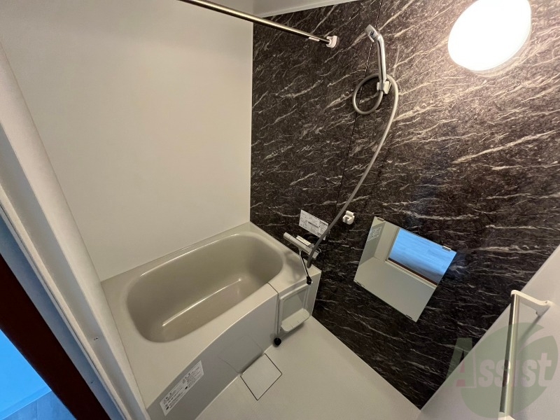 バス・シャワールーム　バスルームは狭すぎず、シャワーも浴びやすそうです。