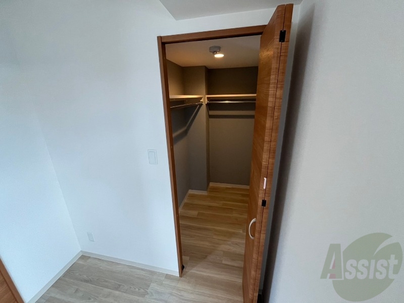 収納　クローゼットを開けてみました。奥行きがありますね。