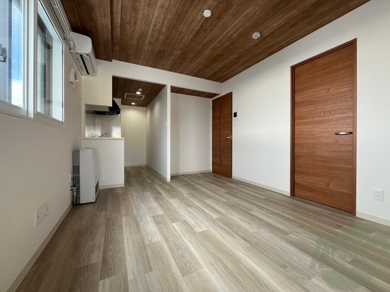 居室・リビング　白さが清潔感を出してくれます。お部屋も明るいですね。