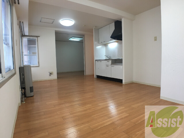 居室・リビング　木目のフローリングで開放的なリビングです。