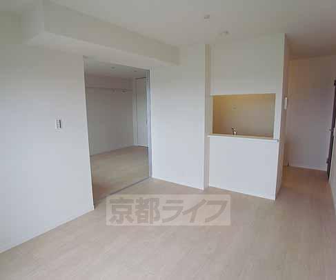 居室・リビング　南向きの明るいリビングです。