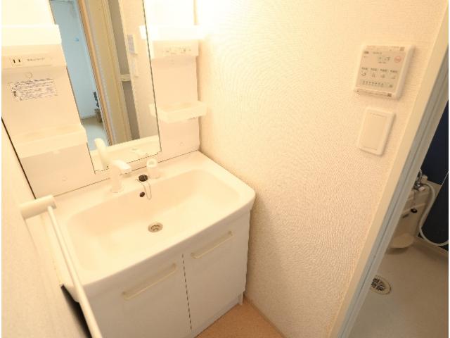 洗面設備　ゆったりとスペースのある洗面所