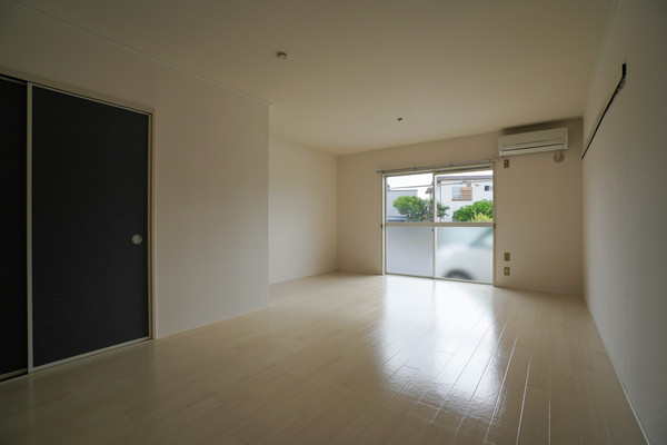 居室・リビング　同じ建物の別なお部屋