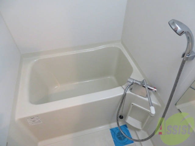 バス・シャワールーム　バスルームは狭すぎず、シャワーも浴びやすそうです。