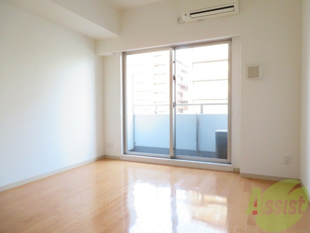 居室・リビング　８帖の洋室です。広々として、きれいですね。