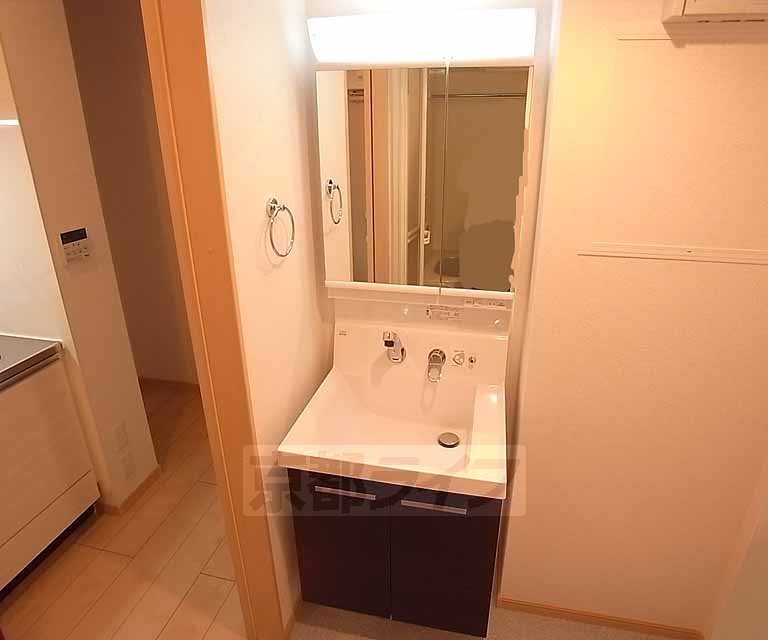 洗面設備　きれいな独立洗面台です。