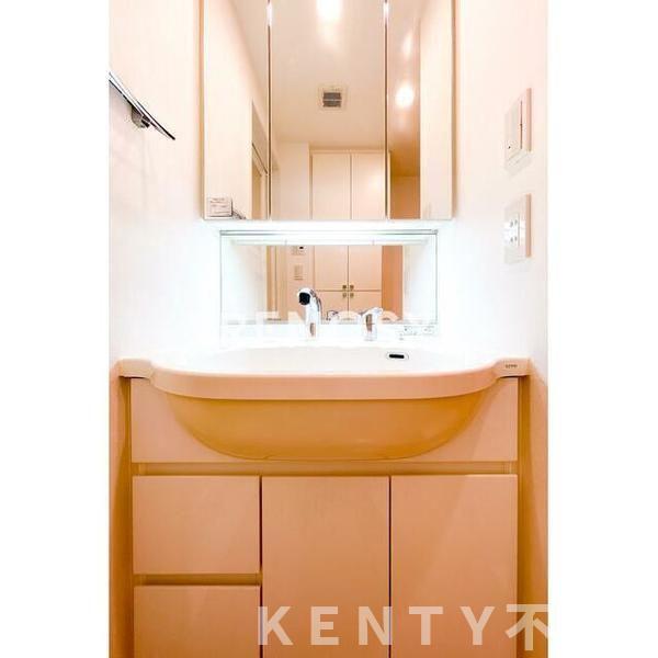 洗面設備　明るい洗面所です