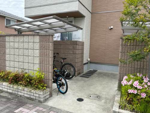 建物外観　敷地内屋根付き駐輪場
