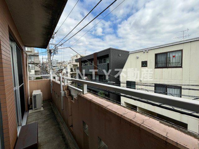 バルコニー　暖かな日差しのふりそそぐバルコニー