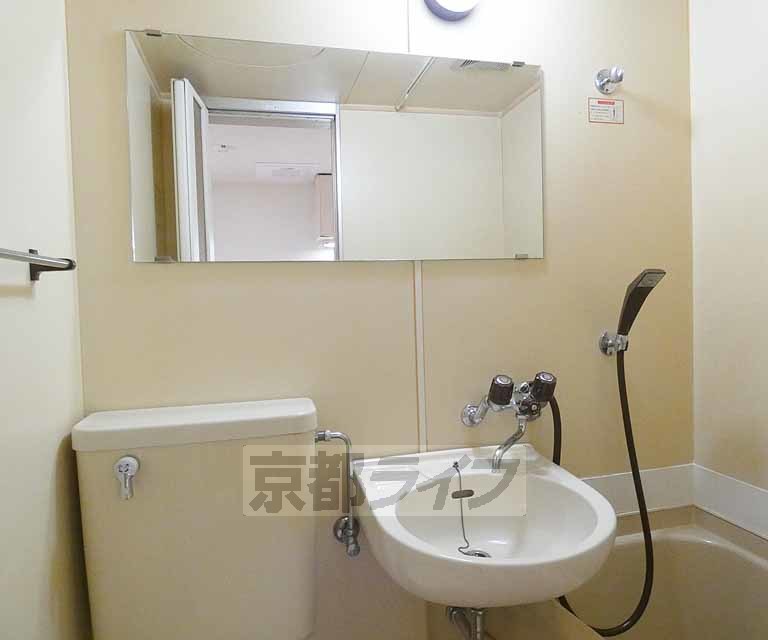 洗面設備　大きな鏡がついています