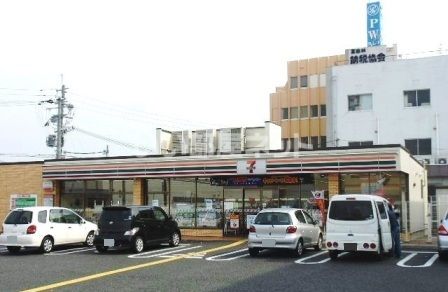 コンビニ　セブンイレブン富田林税務署前店（コンビニ）まで736m