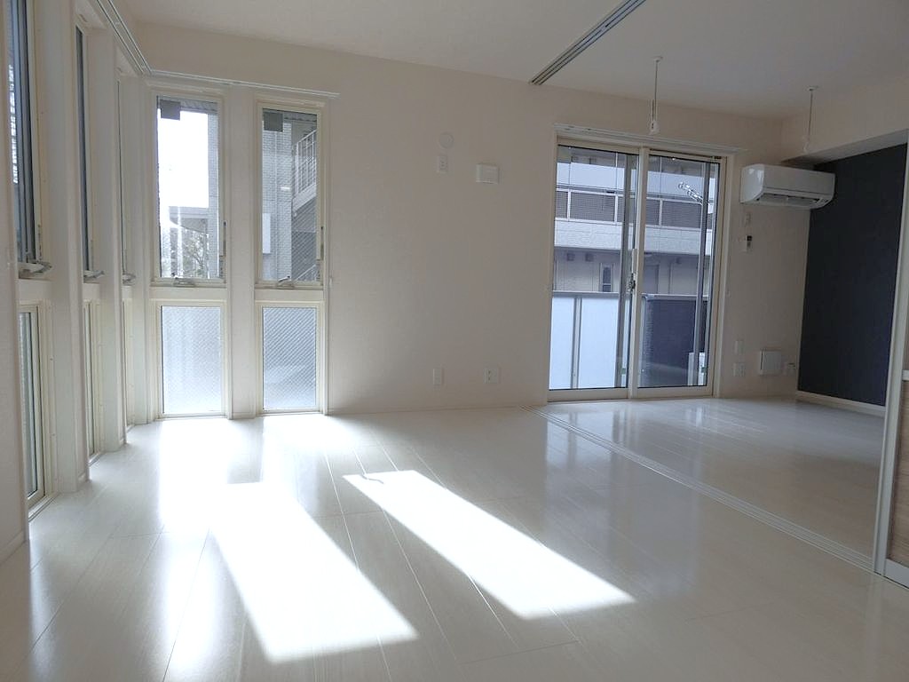 居室・リビング　窓が多く明るいお部屋です