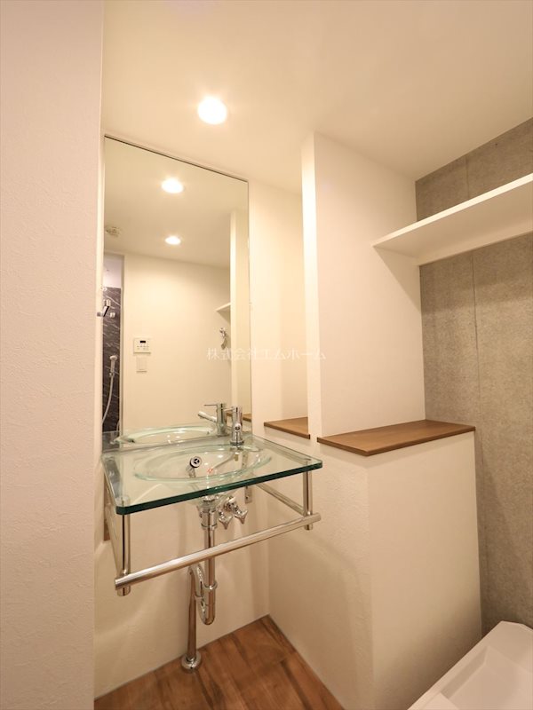 洗面設備　脱衣所　オシャレな独立洗面台付き