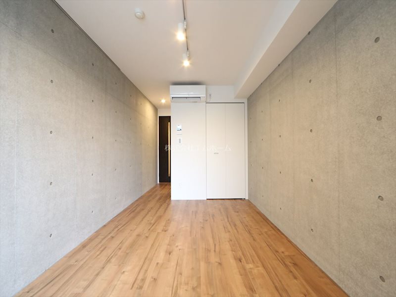 居室・リビング　洋室8.4帖　エアコン完備　照明器具付き