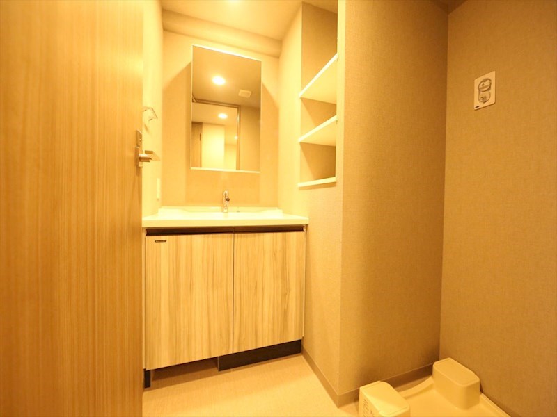 洗面設備　脱衣所　独立洗面台（シャンプードレッサー付）収納スペース有