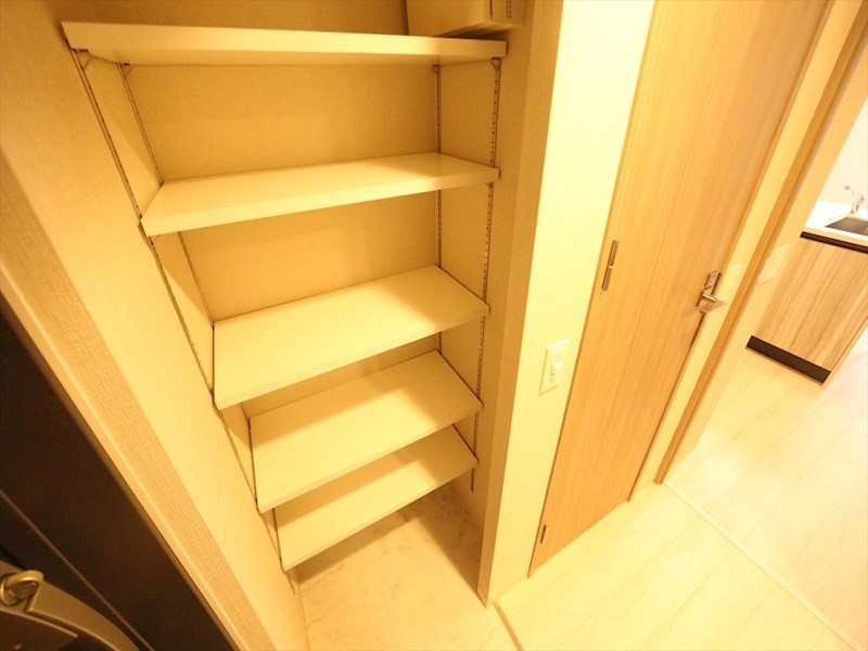 玄関　玄関　シューズクローク（収納充実してます）