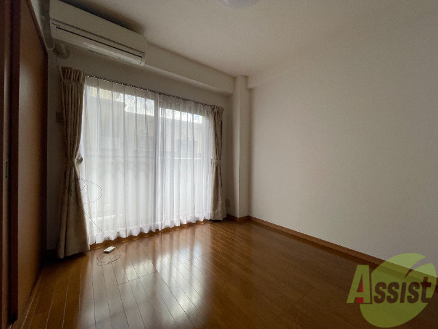 居室・リビング　８．２帖の洋室です。広々として、きれいですね。